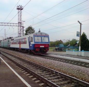 Электропоезд около платформы "Сандарово"