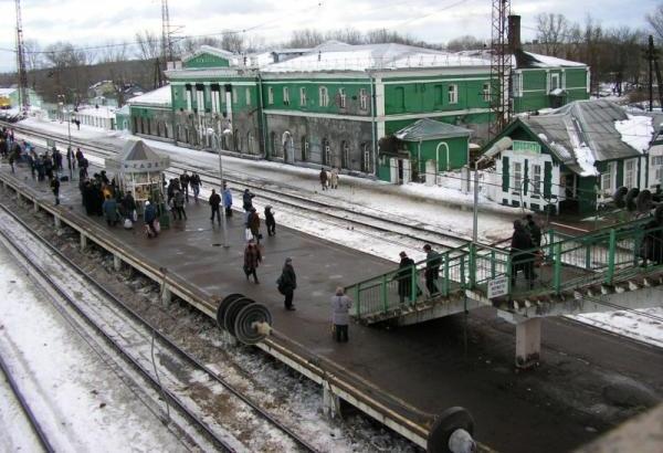 Островная платформа на станции "Можайск"