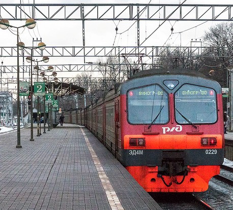 Электропоезд возле платформы "Плющево"
