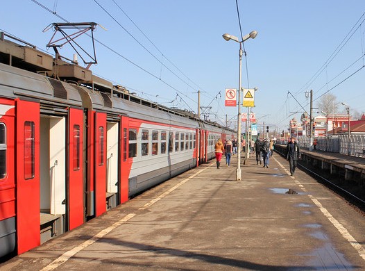 Электропоезд на станции "Дмитров"