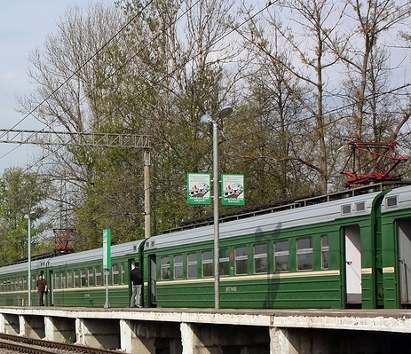 Электропоезд около платформы "Усово"