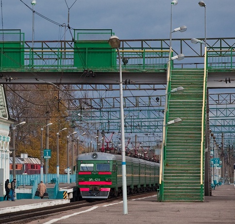 Лестничный пролёт, соединяющий платформы и пешеходный мост на станции "Волоколамск"