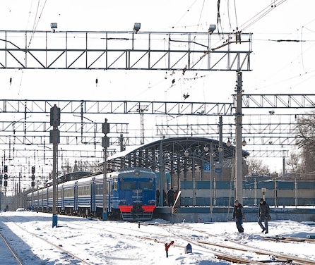 Электропоезд около платформы "Пушкино"