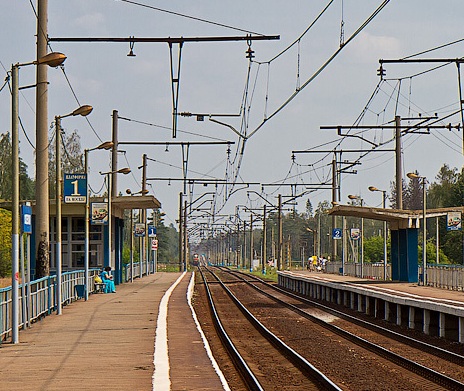 Железнодорожные пути около платформ на станции "Осеевская"