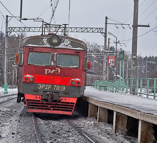 Электропоезд возле платформы на станции "Санаторная"