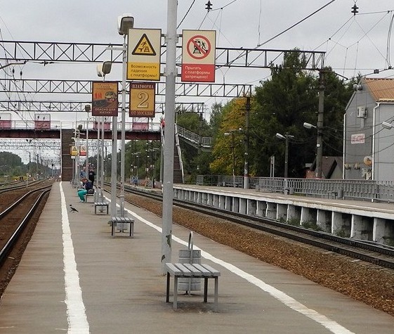 Островная платформа на станции "Столбовая"