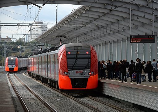 Электропоезд на станции "Лужники"