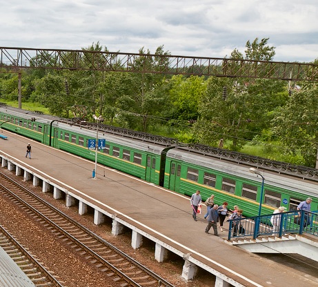 Электропоезд возле платформы "Внуково"