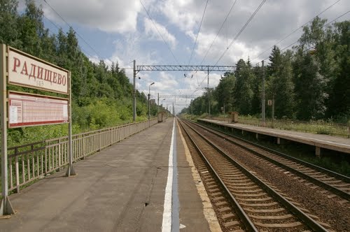 Линии железной дороги около платформы "Радищево"