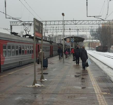 Электропоезд около платформы "Павшино"