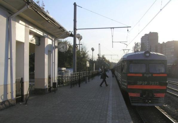 Прибытие поезда на платформу "Железнодорожная"
