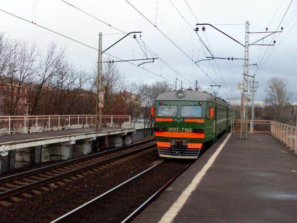 Электропоезд возле платформы "Окружная"