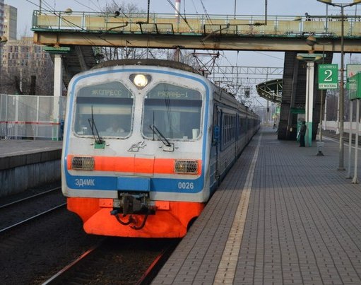 Электропоезд около платформы "Ухтомская"