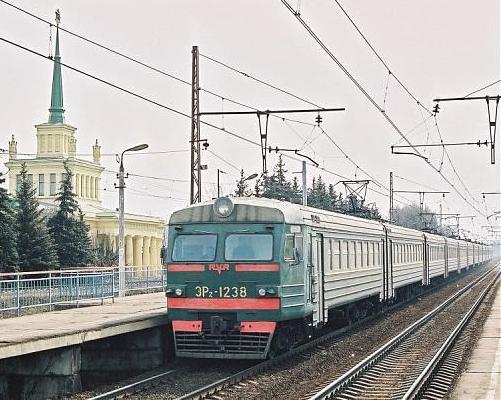 Прибытие электропоезда на станцию "Ленинская"