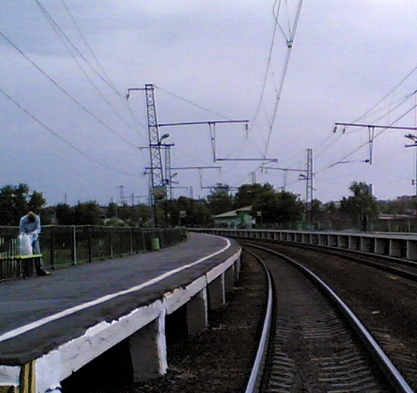 Линия железной дороги возле платформы на станции "Коломна"