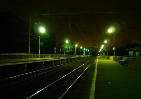 Платформа станции "Взлётная" в вечернее время суток