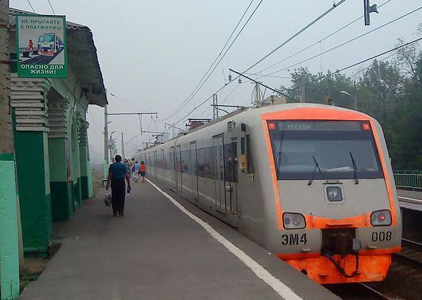 Электропоезд около станции "Москворецкая"