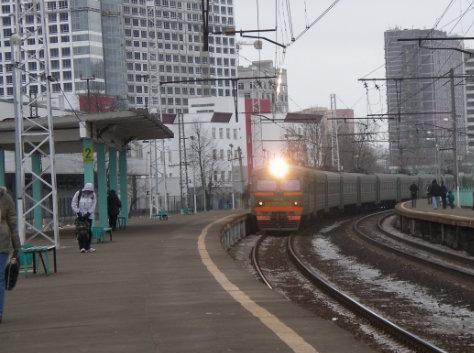 Электропоезд около платформы "Гражданская"