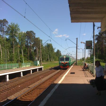 Прибытие электропоезда на станцию "Загорново"