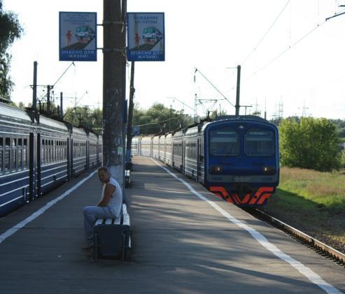Электропоезд возле платформы "Фрязино-Пассажирская"