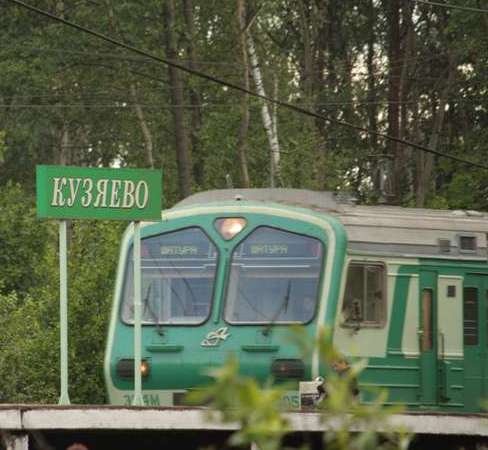 Прибытие электропоезда на станцию "Кузяево"