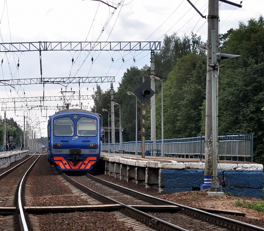 Электропоезд возле ж/д платформы "Зеленоградская"