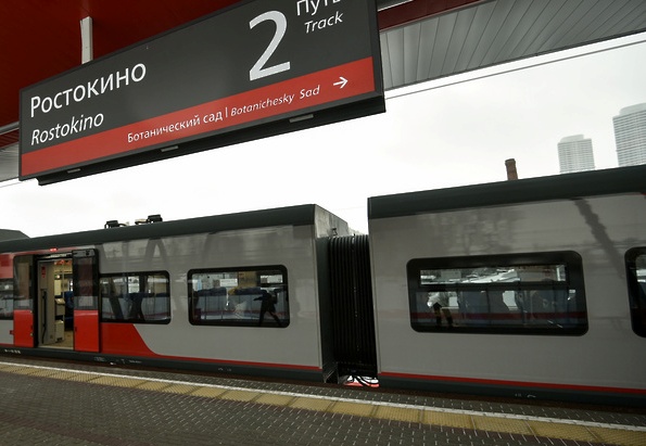 Табличка с названием станции "Ростокино"