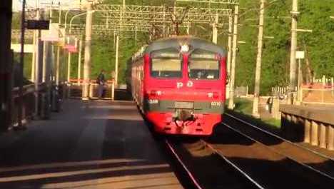 Электропоезд около платформы "Карачарово"