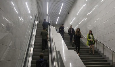 Эскалатор и лестничный пролёт на станции "Площадь Гагарина" 