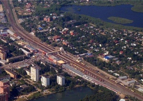 Вид сверху на станцию "Лобня" и жилой сектор города