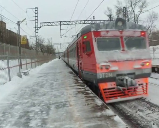 Электропоезд возле платформы "Рижская"