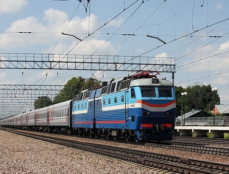 Электропоезд возле платформы на станции "Бородино"
