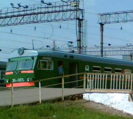Электропоезд возле платформы "Москва-Товарная-Павелецкая"