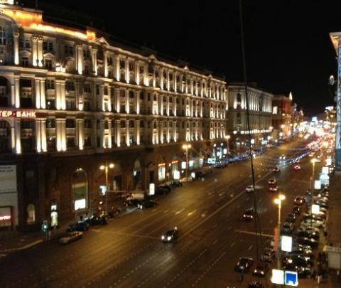 О реконструкции Тверской улицы власти говорили ещё в 2013-м году, изначально предлагали расширить тротуары, чтобы сделать улицу более удобной для пешеходов